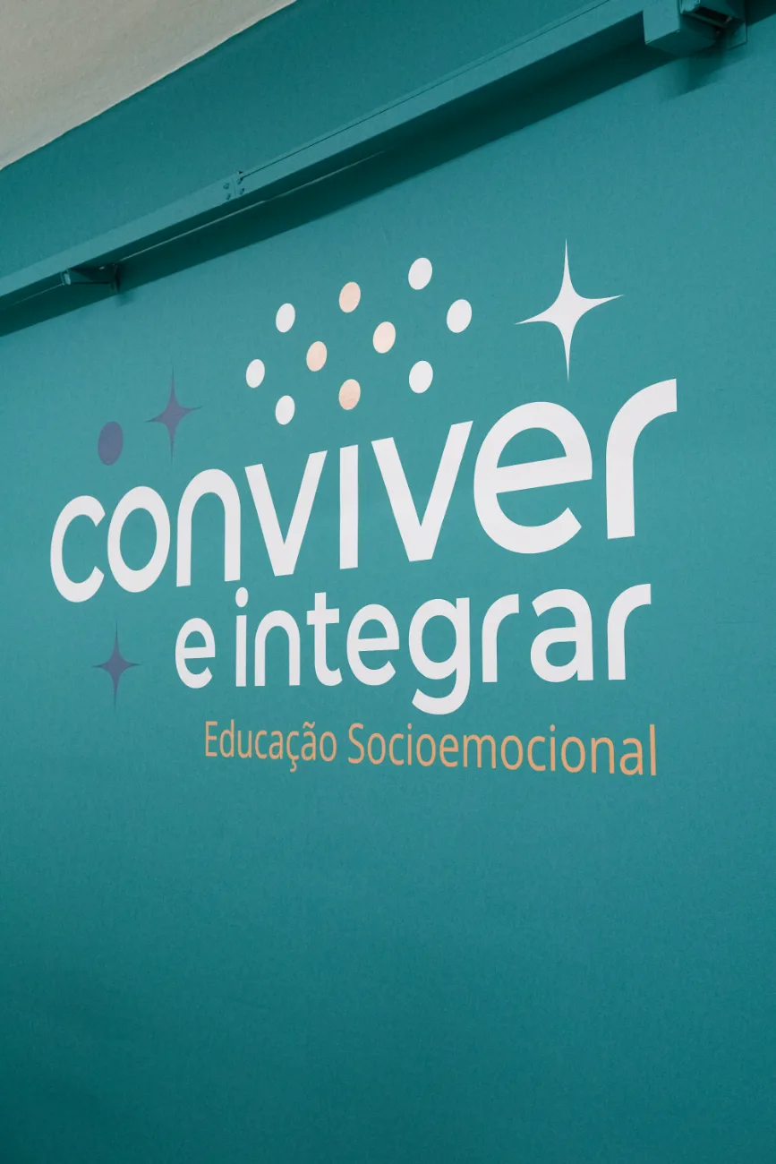 Adesivação de parede com a identidade visual da Conviver e Integrar