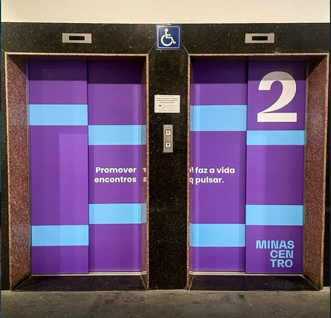 Adesivação de portas de elevador no edifício Minas Centro