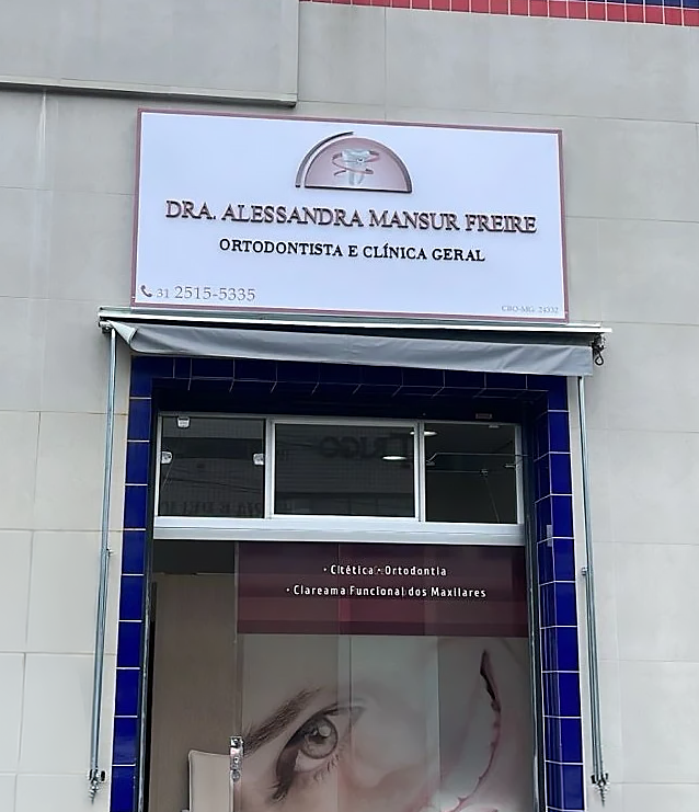 Fachada em ACM da Dra. Alessandra Mansur Freire, ortodontista