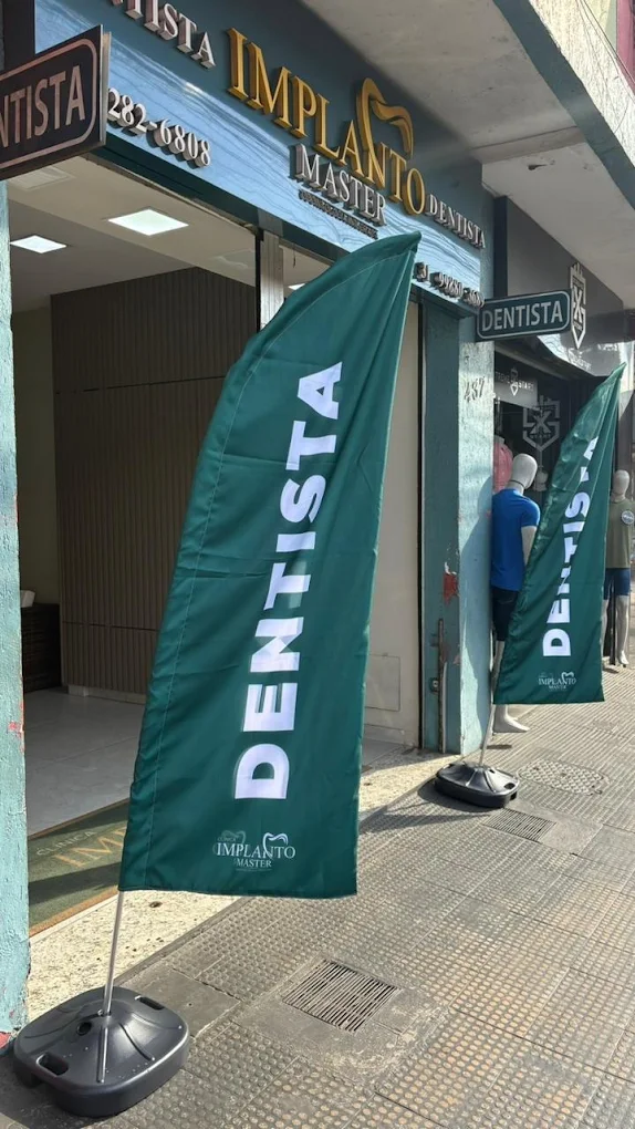 Wind banners da Implanto Master Dentista na fachada da clínica