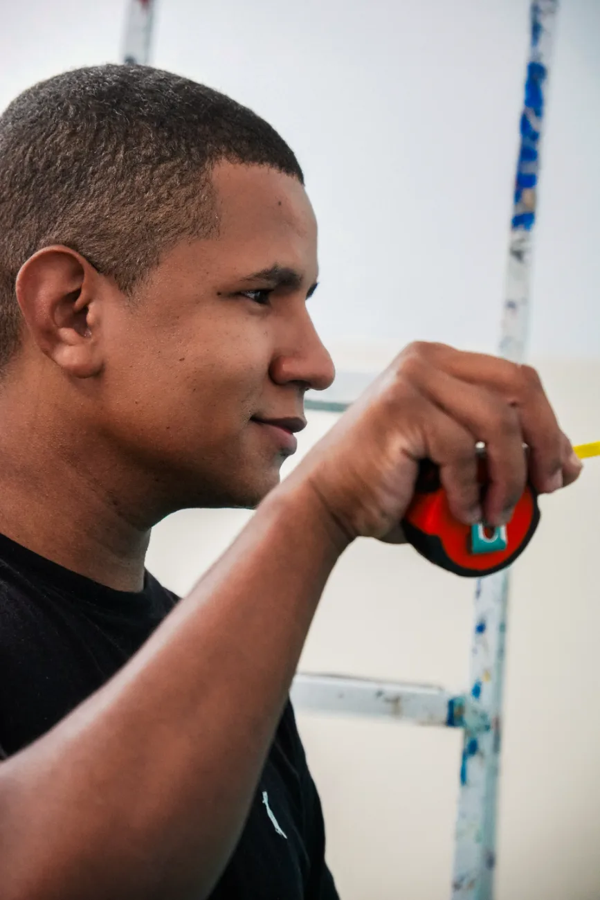 Técnico da GamaFortes medindo com trena durante visita técnica